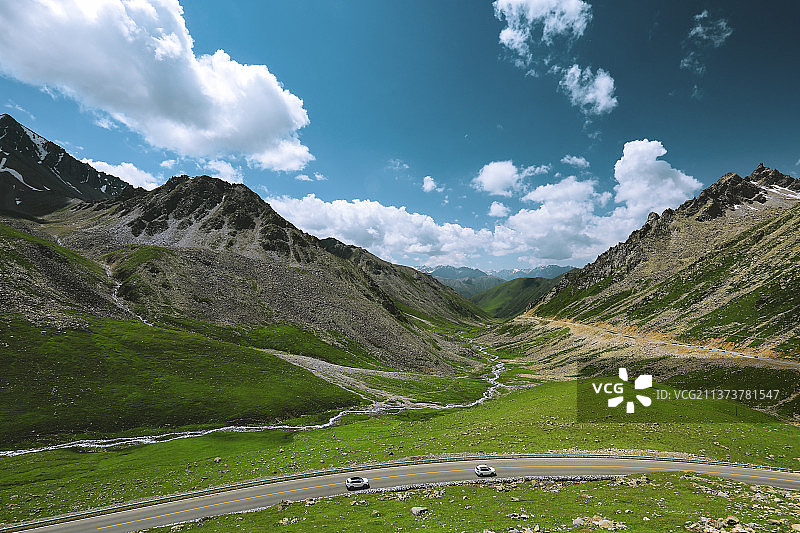 独库公路—哈希勒根达坂至乔尔玛的雪山峡谷图片素材