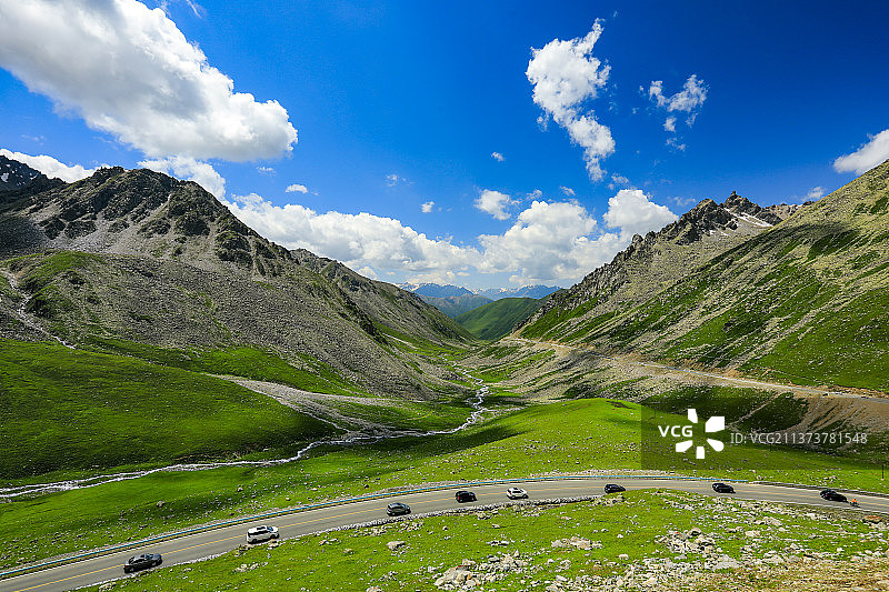 独库公路—哈希勒根达坂至乔尔玛的雪山峡谷图片素材