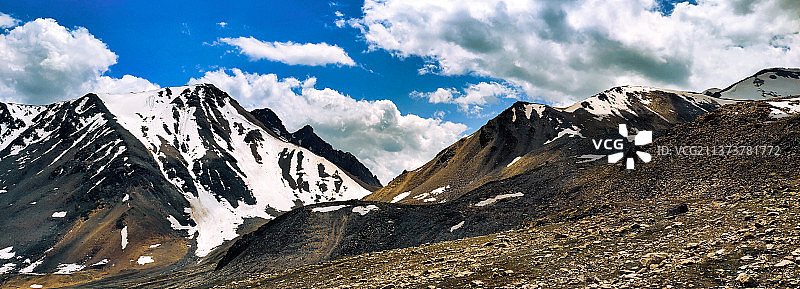 独库公路—哈希勒根达坂的雪山图片素材