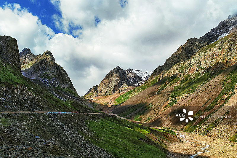 独库公路—哈希勒根达坂上山风光图片素材