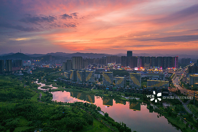 晚霞中的仁寿县城+四川省眉山市仁寿县图片素材