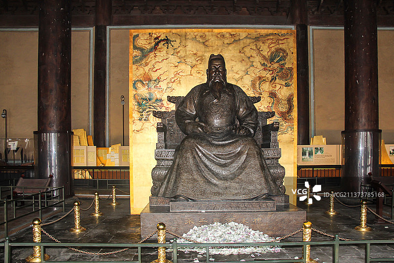 北京昌平明十三陵：长陵祾恩殿朱棣铜像图片素材