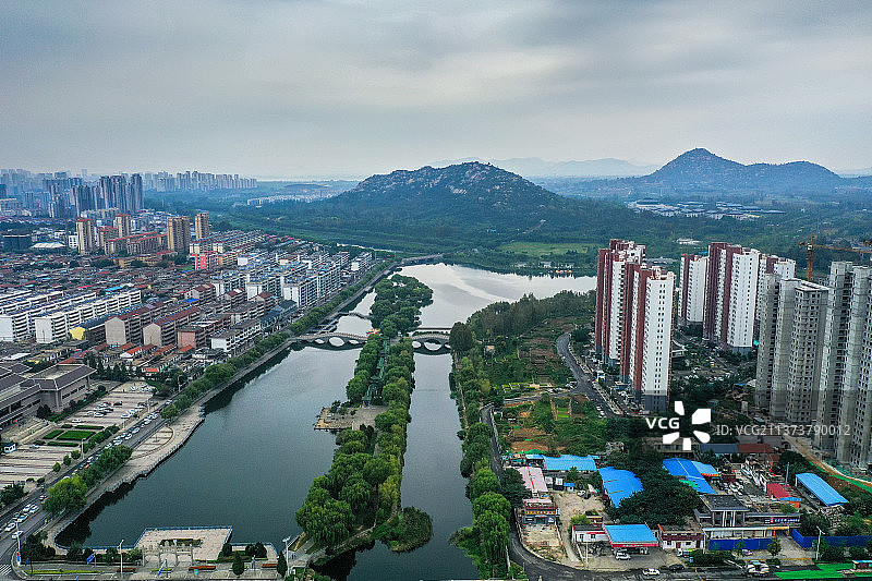 唐王湖与护驾山+山东省济宁市邹城市唐王湖与护驾山图片素材