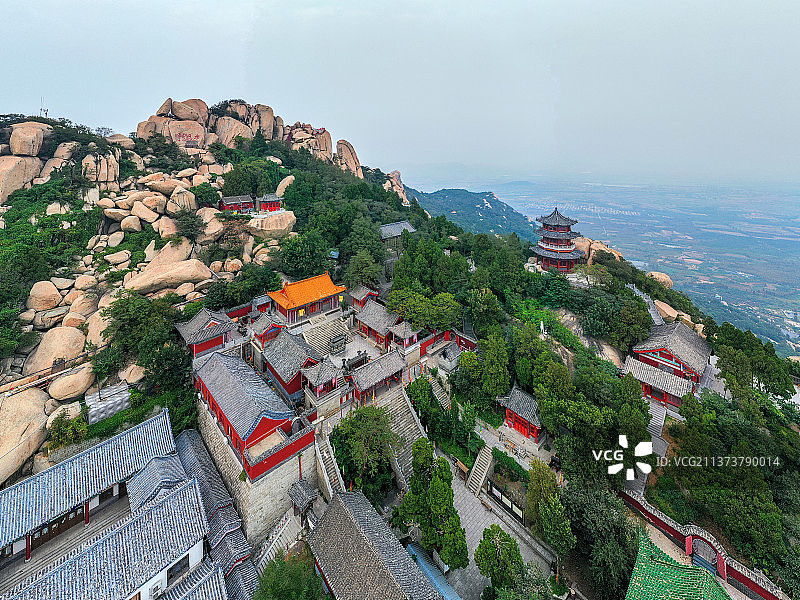 峄山山顶古建筑群+山东省济宁市邹城市峄山风景名胜区图片素材