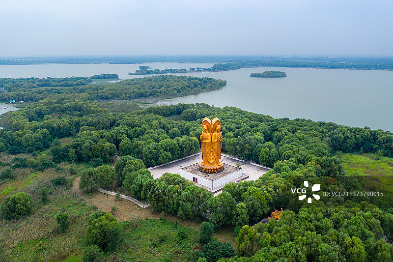 湖心岛中的观音像+山东省济宁市任城区太白湖旅游景区图片素材