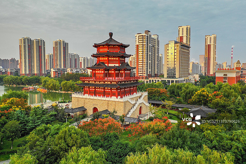 暖色晨光中的王母阁+山东省济宁市任城区南池公园图片素材