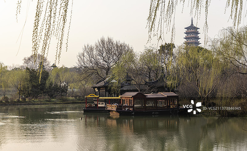 栖灵塔下的湖边图片素材