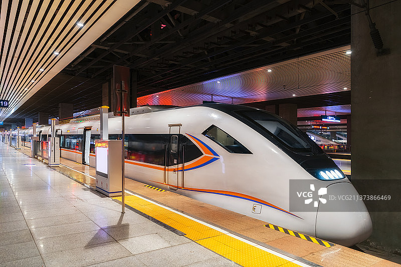 停靠在郑州东站的机场城际高铁列车图片素材