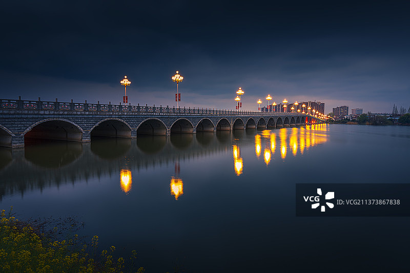 湖北荆门钟祥二桥镜月湖灯光夜景图片素材