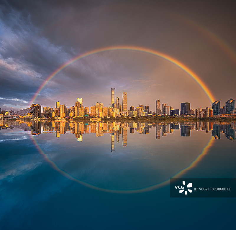 北京国贸彩虹倒影图片素材