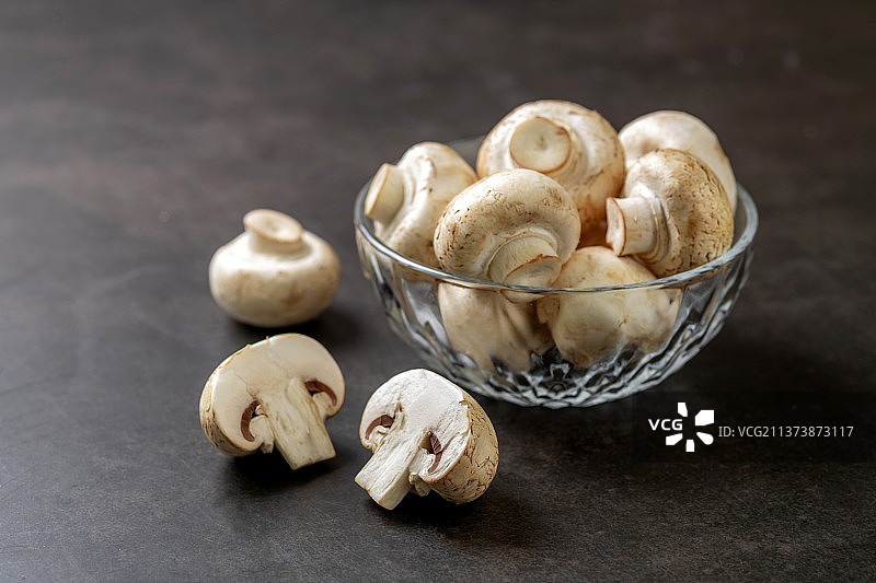 白蘑菇特写黑色背景图片素材