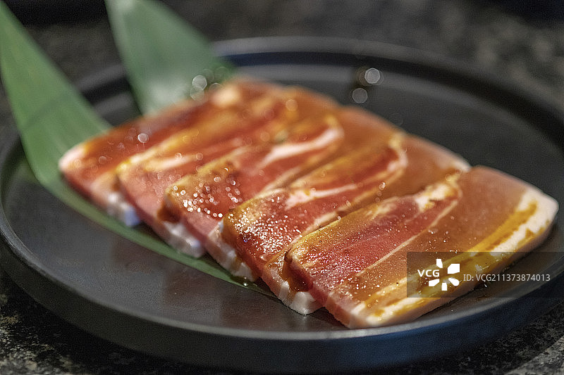 一盘新鲜的五花肉图片素材