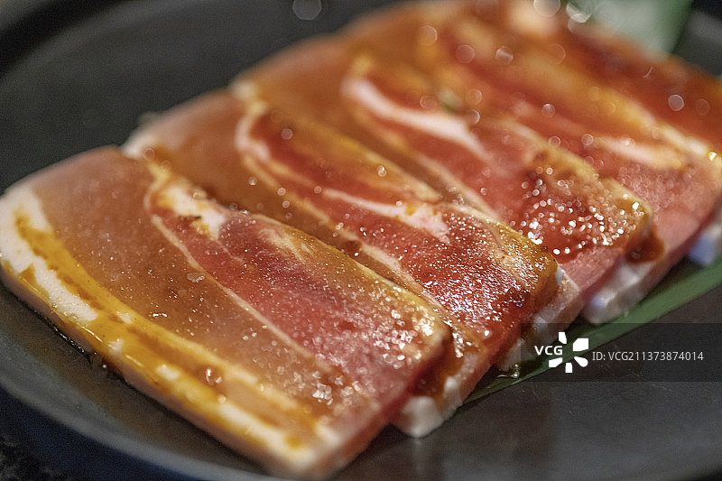 一盘新鲜的五花肉图片素材