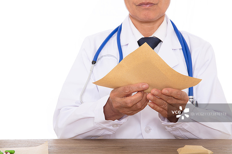 医生把每个疗程的药用草纸包起来图片素材