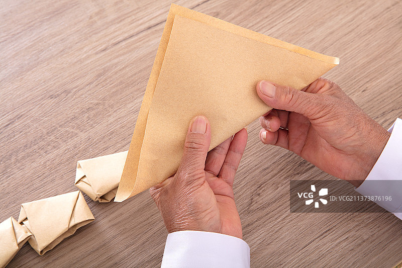 特写拍摄医生用包装纸把药品包起来图片素材