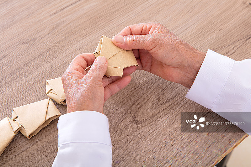 配药医师把患者的药用小包包好图片素材