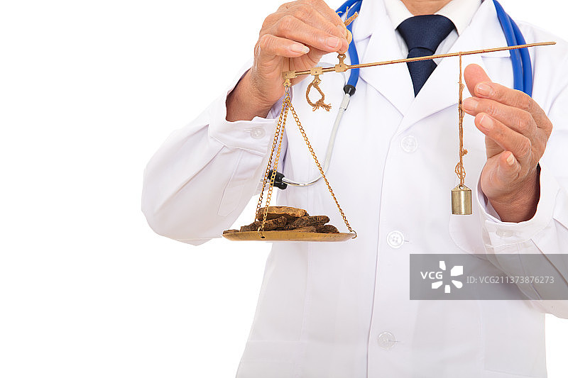 穿着白大褂的医生在用秤称中药图片素材
