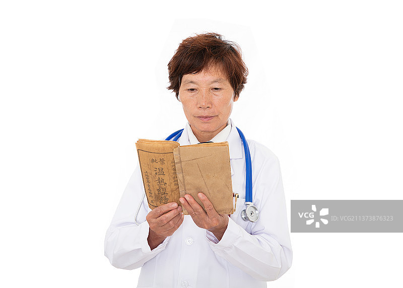 白背景前穿着白大褂的医生在看书学习图片素材