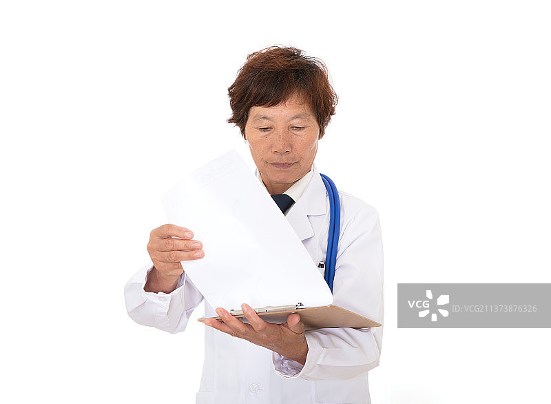 白背景前的大夫在翻看病例图片素材