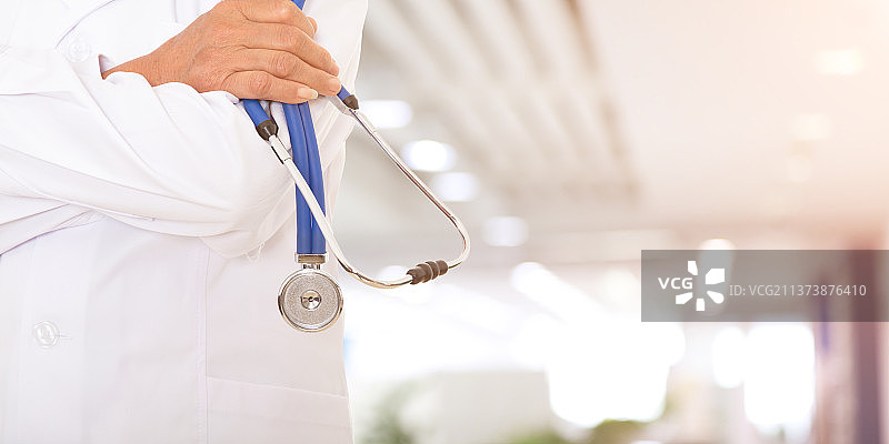 医生盘手拿着医疗听诊器特写图片素材