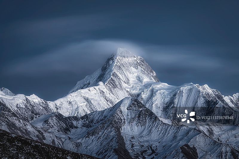 风景自然旅行贡嘎雪山静谧夜景四川甘孜图片素材