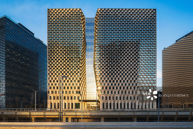 河南郑州郑东新区北龙湖金融岛金融建筑外立面移轴摄影图片素材