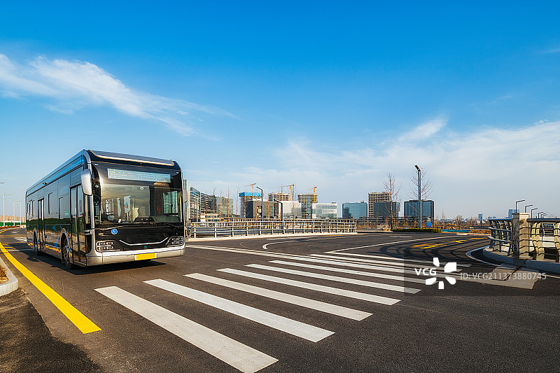 河南郑州郑东新区北龙湖金融岛上的无人驾驶公交车图片素材