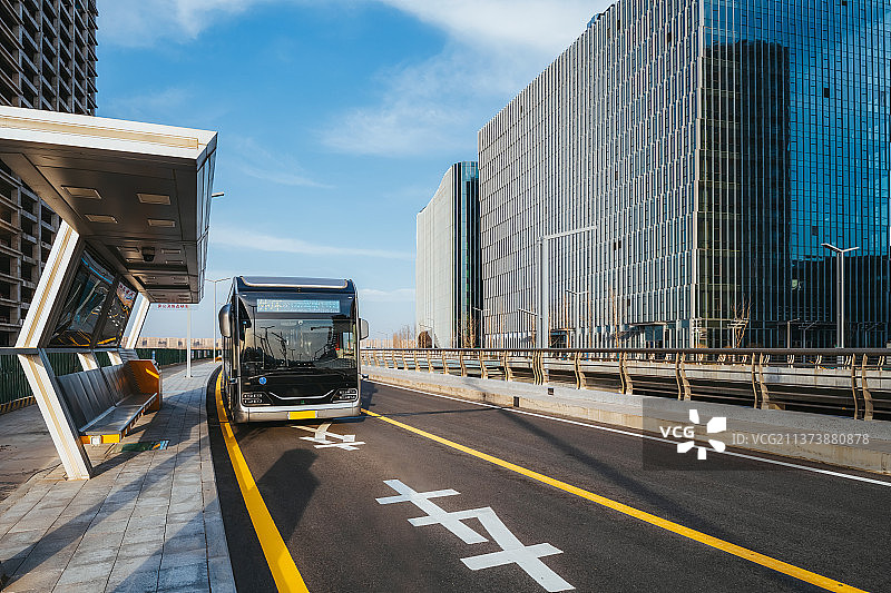 河南郑州郑东新区北龙湖金融岛上的无人驾驶公交车图片素材