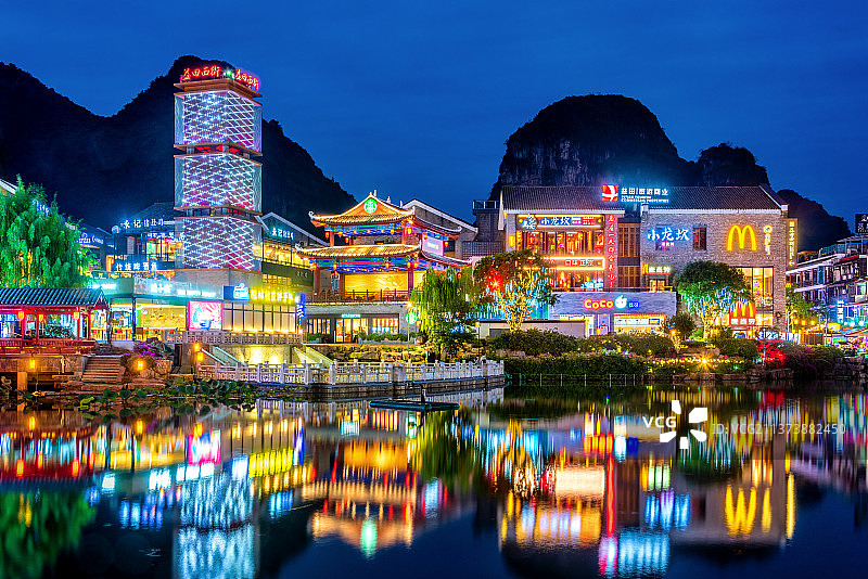 中国广西桂林阳朔西街步行街夜景图片素材