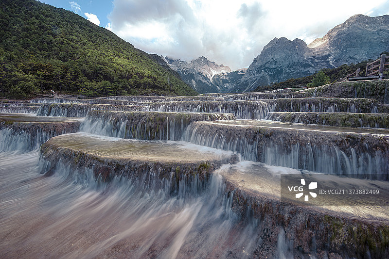 中国云南丽江玉龙雪山蓝月谷白水河中的月牙石图片素材