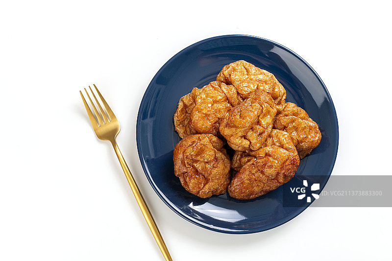 一盘油面筋特写白色背景图片素材