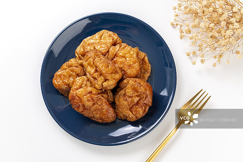 一盘油面筋特写白色背景图片素材