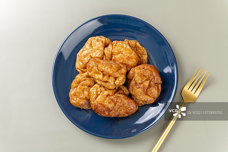 一盘油面筋特写灰色背景图片素材