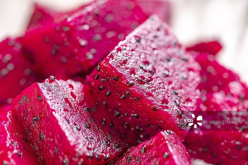 红心火龙果特写木桌面背景图片素材