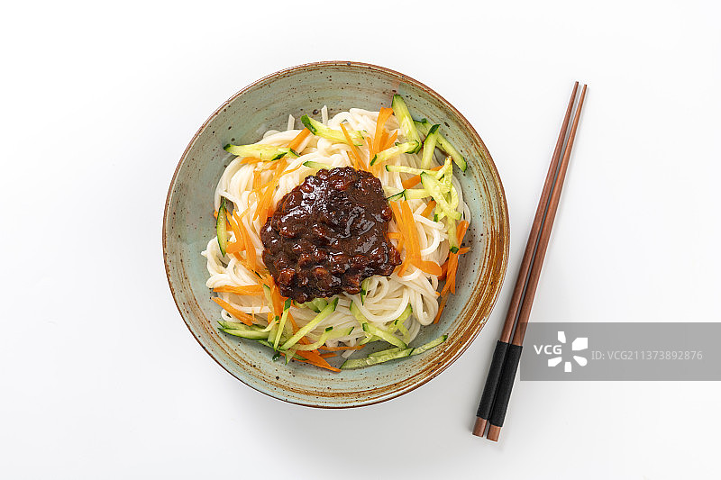 传统面食炸酱面特写白色背景图片素材