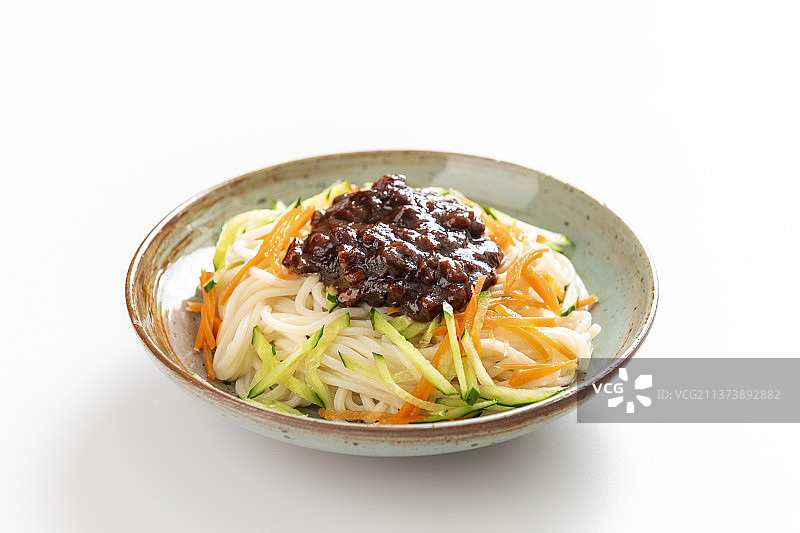 传统面食炸酱面特写白色背景图片素材