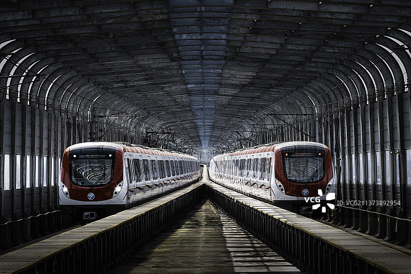 行驶中的地铁列车图片素材