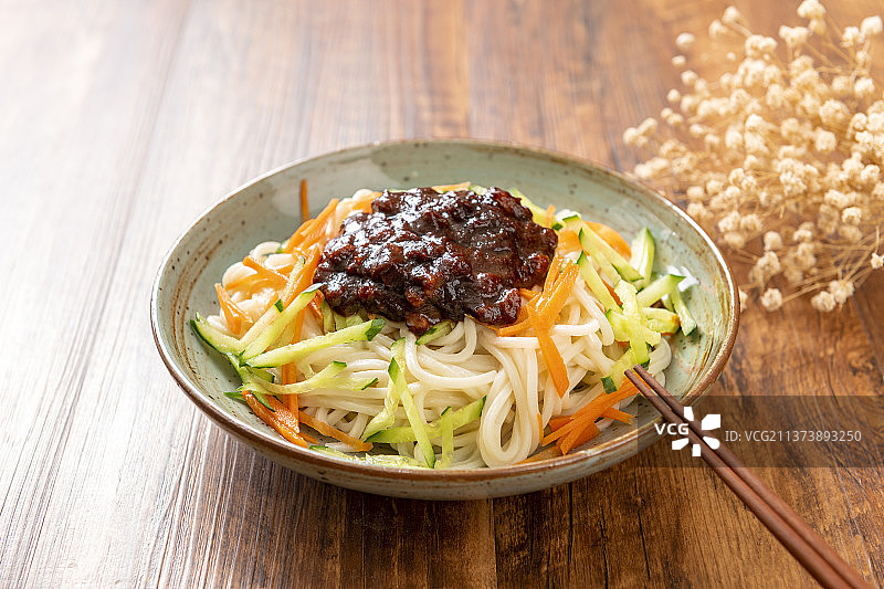 传统面食炸酱面特写木桌面背景图片素材