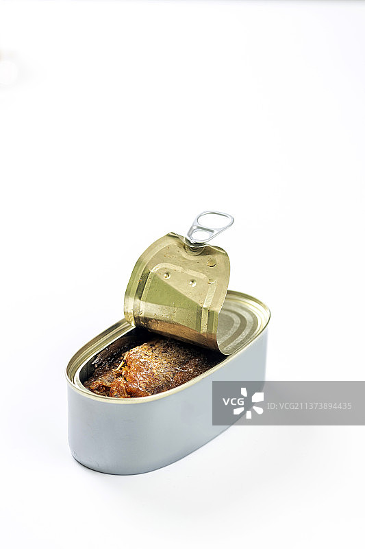 正在开启的豆豉鲮鱼罐头白色背景图片素材