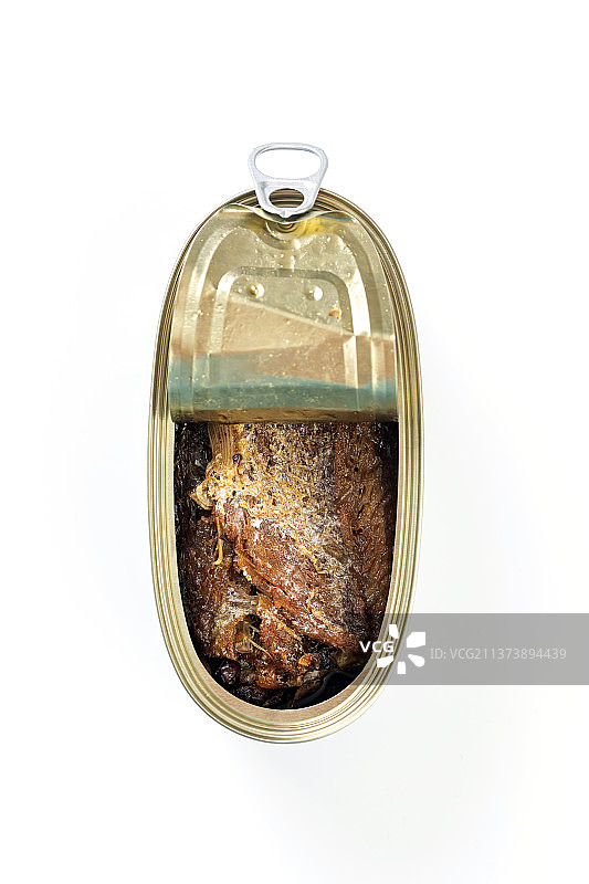 正在开启的豆豉鲮鱼罐头白色背景图片素材