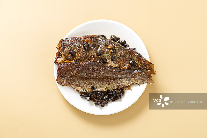 一盘豆豉鲮鱼特写黄色莫兰迪色系背景图片素材