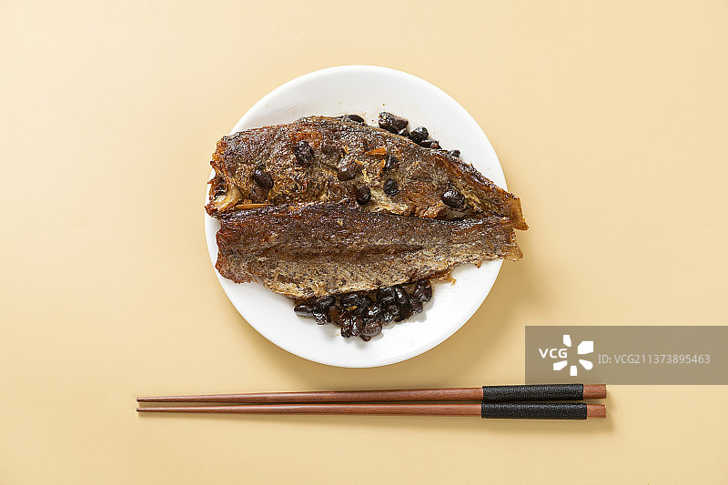一盘豆豉鲮鱼特写黄色莫兰迪色系背景图片素材