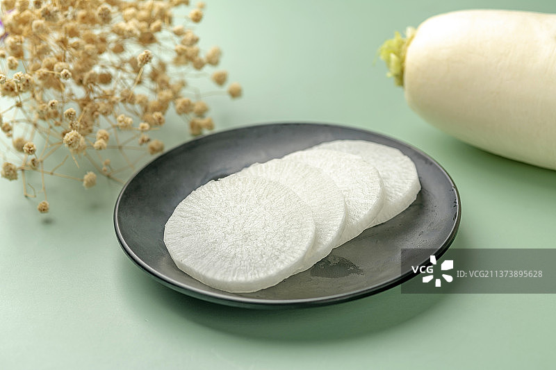 一盘白萝卜片绿色背景图片素材