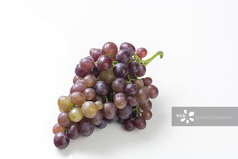 一串葡萄特写白色背景图片素材