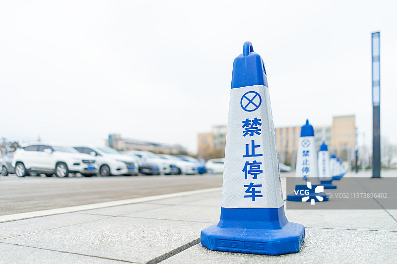 中国城市停车场门口拜访的禁止停车立牌图片素材