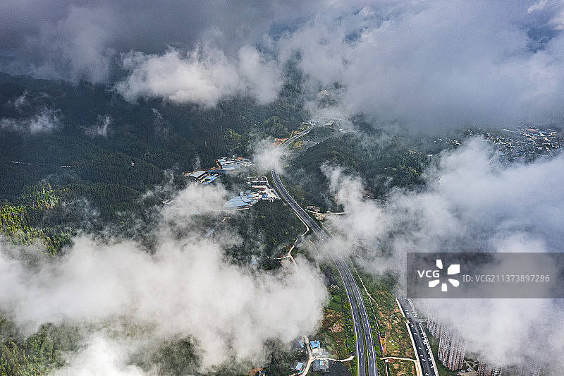 航拍云雾下的乡镇云贵高原滇西保山市龙山镇风光图片素材