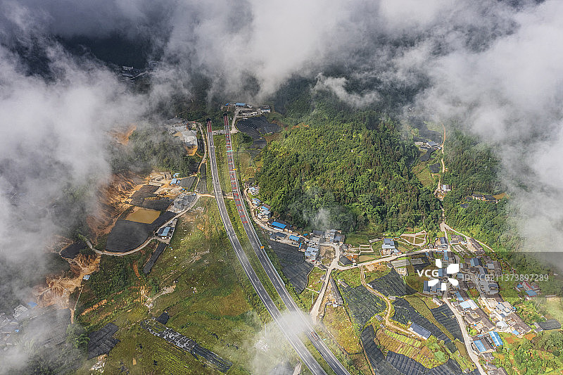 航拍云雾下的乡镇云贵高原滇西保山市龙山镇风光图片素材