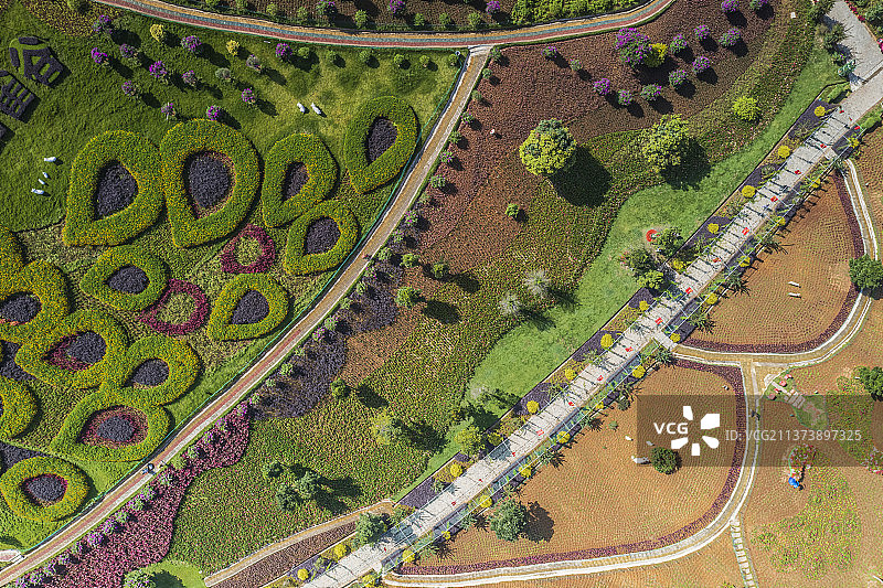 航拍芒市孔雀谷下晴天风光俯视图图片素材