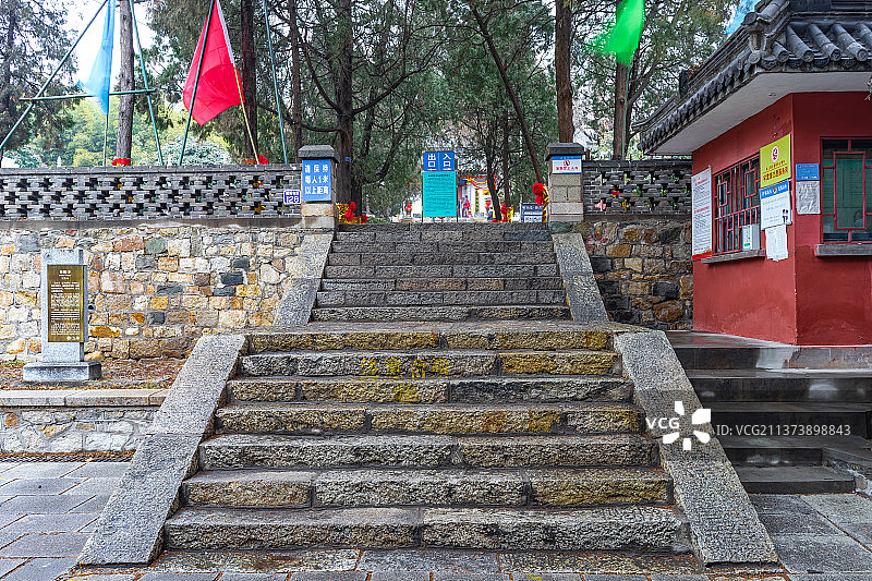中国山东省泰安市泰山旅游风景区著名景点，普照寺寺庙正门和岩石台阶楼梯图片素材