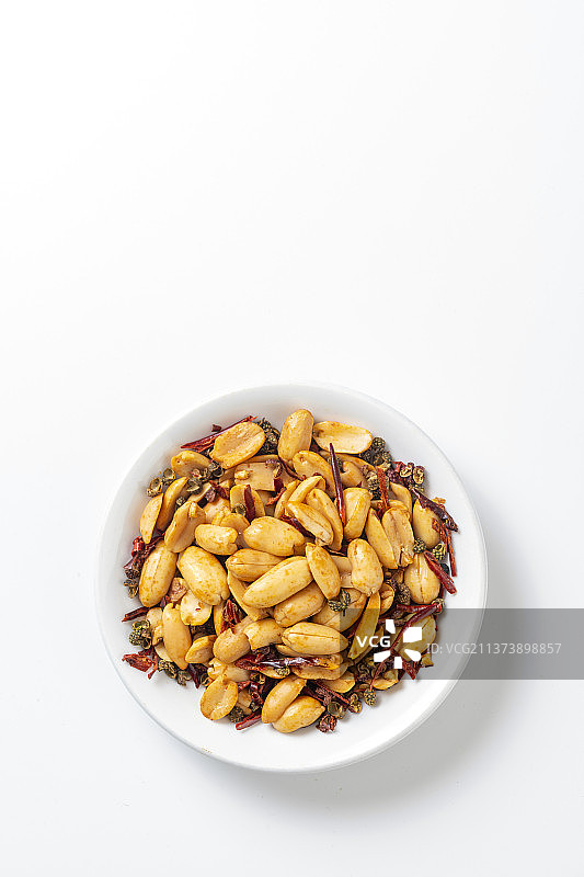 一盘麻辣花生特写白色背景图片素材
